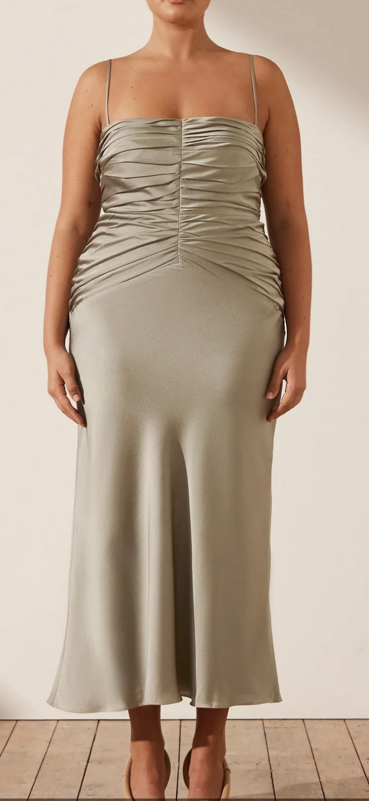 luxe ruched bodice midi dress Loft Textured Ruched V-Neck Midi Dress Size Small Black Women's